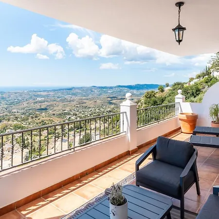 Luxurious & Elegant 3-bed - Pueblo Apartment *