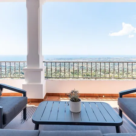 Luxurious & Elegant 3-bed - Pueblo Apartment *