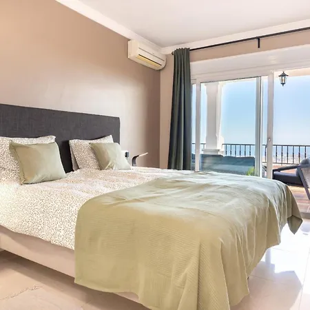 Luxurious & Elegant 3-bed - Pueblo Apartment