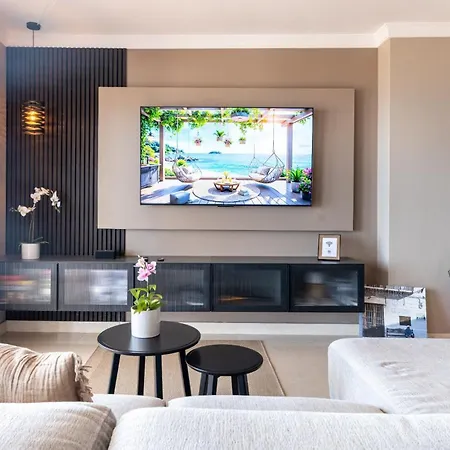 Luxurious & Elegant 3-bed - Pueblo Apartment *